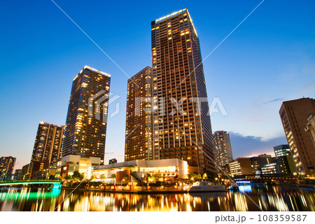 芝浦アイランドの超高層ビル群の夕景 108359587