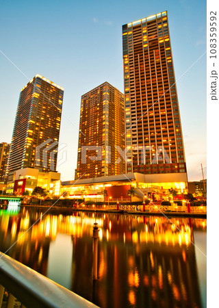 芝浦アイランドの超高層ビル群の夕景 芝浦アイランドの超高層ビル群の夕景 108359592