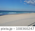 砂浜に続く足跡 108360247