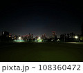 新宿の深夜の夜景 108360472