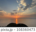 江ノ島から見る海に沈む夕日 108360473