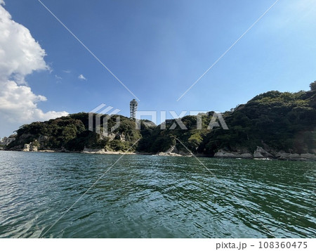 船上から見た江ノ島シーキャンドル/灯台 船上から見た江ノ島シーキャンドル/灯台 108360475