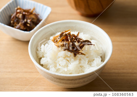 ご飯に乗せた小女子くるみ 108360563