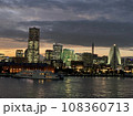 みなとみらいの夕暮れ 108360713