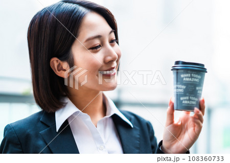 コーヒーで休憩をする若い女性 コーヒーで休憩をする若い女性 108360733