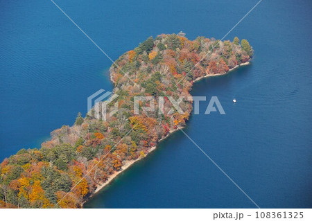 半月山展望台より望む中禅寺湖・八丁出島紅葉の風景 半月山展望台より望む中禅寺湖・八丁出島紅葉の風景 108361325
