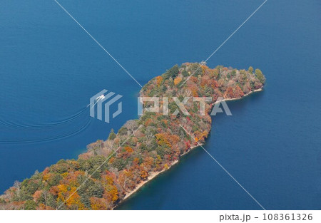 半月山展望台より望む中禅寺湖・八丁出島紅葉の風景 半月山展望台より望む中禅寺湖・八丁出島紅葉の風景 108361326
