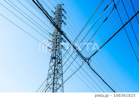 高圧送電鉄塔と交差する市街地の電線と青空　a-2 高彩度コントラスト 108361825