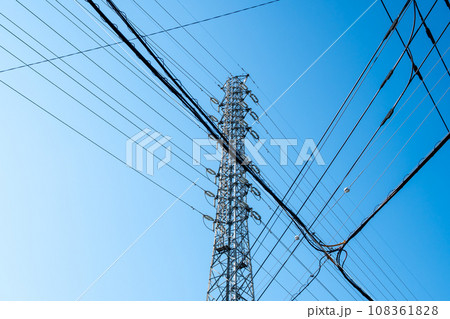 高圧送電鉄塔と交差する市街地の電線と青空　b-1 108361828