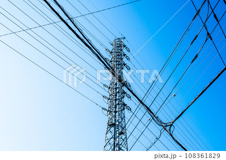 高圧送電鉄塔と交差する市街地の電線と青空　b-2 高彩度コントラスト 108361829