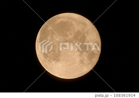 超望遠レンズにて　月のクレーターとデコボコがくっきり 108361914