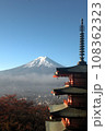新倉山浅間公園からの富士山と紅葉 108362323