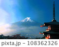 新倉山浅間公園からの富士山と紅葉 108362326