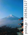 新倉山浅間公園からの富士山と紅葉 108362327