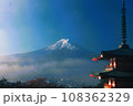 新倉山浅間公園からの富士山と紅葉 108362329