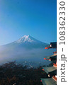 新倉山浅間公園からの富士山と紅葉 108362330