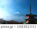 新倉山浅間公園からの富士山と紅葉 108362331
