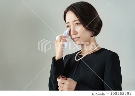 大切な人を亡くし悲しみの表情の女性 108362395