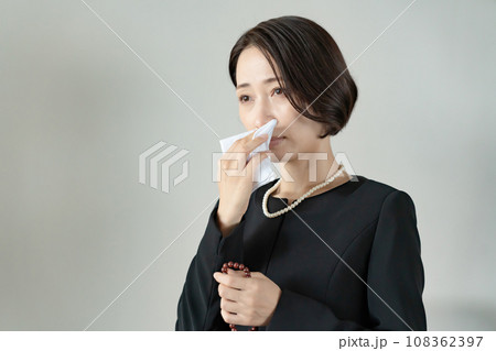 大切な人を亡くし悲しみの表情の女性 大切な人を亡くし悲しみの表情の女性 108362397