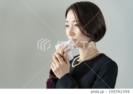大切な人を亡くし悲しみの表情の女性 108362398