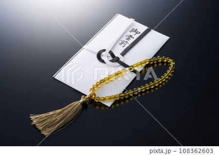 数珠と香典袋 108362603