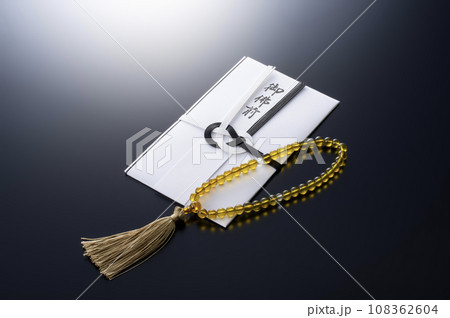 数珠と香典袋 108362604