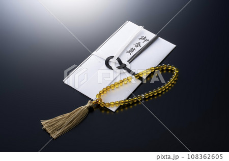 数珠と香典袋 数珠と香典袋 108362605