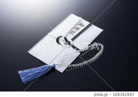 数珠と香典袋 108362607