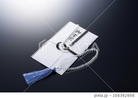 数珠と香典袋 108362608