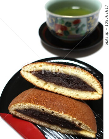 どら焼きと緑茶 108362617