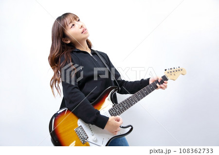 エレキギターを弾く女性イメージ 108362733