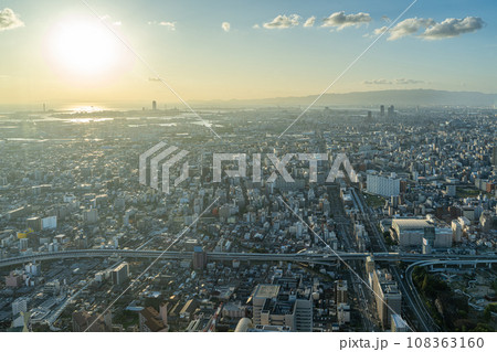 【大阪の都市風景】あべのハルカス 展望台から見た夕景【ハルカス300】 【大阪の都市風景】あべのハルカス 展望台から見た夕景【ハルカス300】 108363160