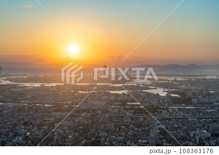 【大阪の都市風景】あべのハルカス 展望台から見た夕景【ハルカス300】 【大阪の都市風景】あべのハルカス 展望台から見た夕景【ハルカス300】 108363176