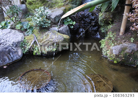 日本庭園、水、竹筒 108363293