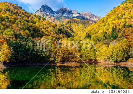 定山渓さっぽろ湖紅葉と雪山の水鏡 定山渓さっぽろ湖紅葉と雪山の水鏡 108364088