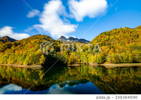 定山渓さっぽろ湖紅葉と雪山の水鏡 定山渓さっぽろ湖紅葉と雪山の水鏡 108364090