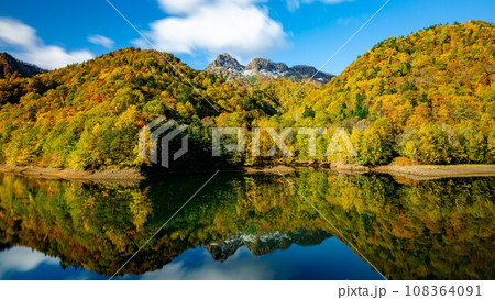 定山渓さっぽろ湖紅葉と雪山の水鏡 定山渓さっぽろ湖紅葉と雪山の水鏡 108364091
