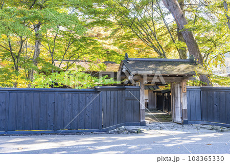 秋の角館武家屋敷通り 紅葉始めの風景 秋田県仙北市 秋の角館武家屋敷通り 紅葉始めの風景 秋田県仙北市 108365330