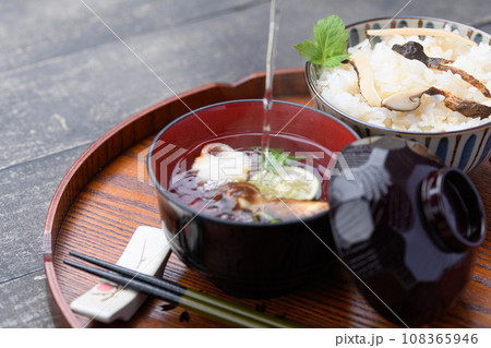 秋の料理 松茸のお吸い物 108365946