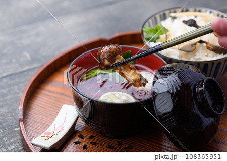 秋の料理 松茸のお吸い物 秋の料理 松茸のお吸い物 108365951