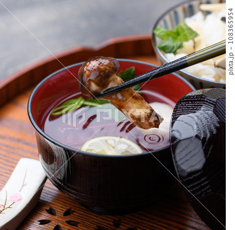 秋の料理 松茸のお吸い物 108365954
