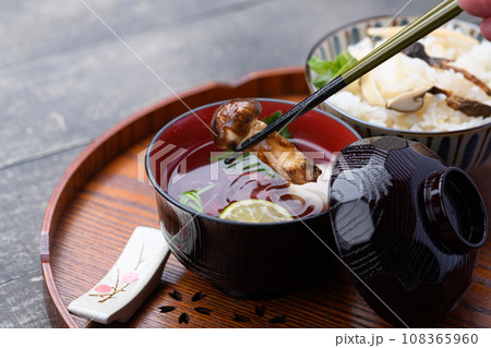 秋の料理 松茸のお吸い物 108365960