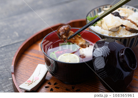 秋の料理 松茸のお吸い物 108365961