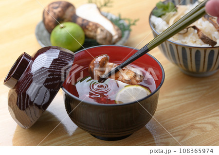 秋の料理 松茸のお吸い物 108365974