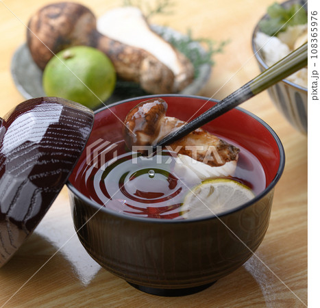 秋の料理 松茸のお吸い物 108365976