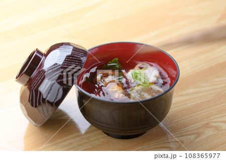 秋の料理 松茸のお吸い物 108365977