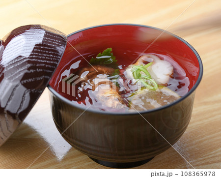 秋の料理 松茸のお吸い物 秋の料理 松茸のお吸い物 108365978