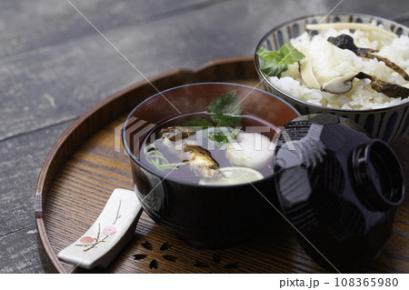 秋の料理 松茸のお吸い物 108365980