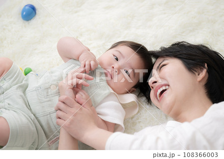 赤ちゃんとお母さんとかわいい赤ちゃんのアップ 俯瞰 赤ちゃんとお母さんとかわいい赤ちゃんのアップ 俯瞰 108366003