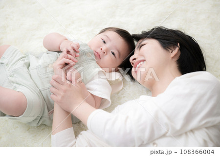 赤ちゃんとお母さんとかわいい赤ちゃんのアップ 俯瞰 赤ちゃんとお母さんとかわいい赤ちゃんのアップ 俯瞰 108366004